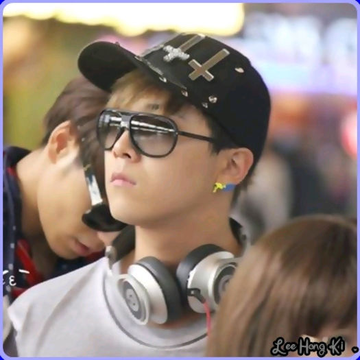 << Esti imbracata cam... :-? ..dar nu conteaza. :)) ..[o ia de dupa gat] hai. :)) [pleaca cu ea]