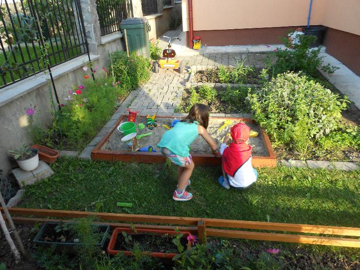 mà joc cu sara la nisip