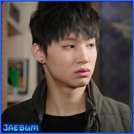 <3 .. Fata esti tu. :)) .. :-w .. [o loveste tare cu perna] .. >:P ..