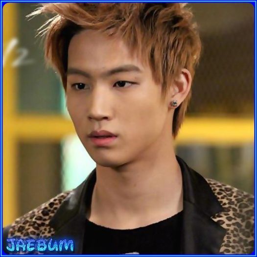 <3 .. Chh..daca eu o sa port tocuri..tu o sa iti pui boxeri pe cap. :-L .. :)) .. [o loveste] ..