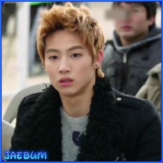 <3 .. Ma disperii! :-L .. :)) .. [o loveste] .. Inceteaza. :-L .. :)) ..