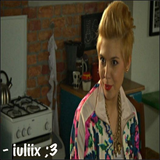- * se pune pe canapea * acum ce facem ? ;333.
