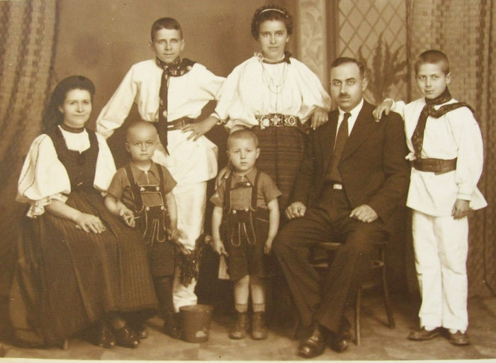 IAMBOR GH. IAMBOR MARIA ,CU FIII  ŞI FRATII ,ULITA GH .-ŢIPOR- ŞI ITU VICTORIA  A LUI MOISĂ