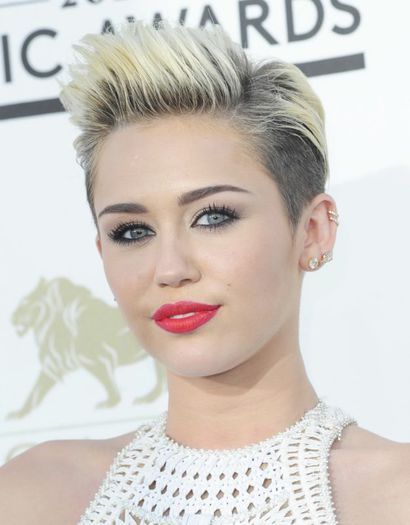 miley-cyrus-2013-billboard-music-awards-05 - Miley Cyrus
