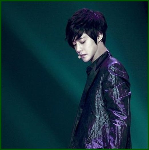 ;- Ma duc, dar sun-o :)) . Acum! :-w :)) .