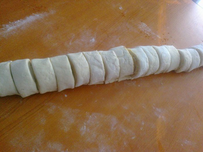 Paine decorativa role simple - cu boia, piper si usturoi - Culinar 1