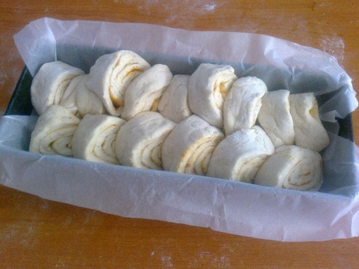 Paine decorativa role simple - cu boia, piper si usturoi - Culinar 1