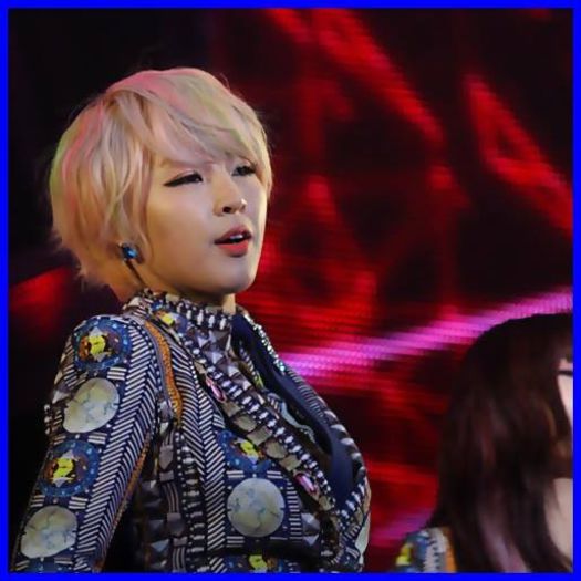 |coboara cu un ursulet de plus|.de ce e asa pustiu :-?:(.|se pune pe jos;isi imbratiseaz ursletu:o3|