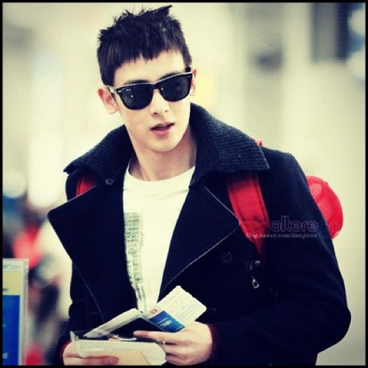 ;- #Intra incet in casa,isi da ochelarii jos,merge in spatele ei..:-".