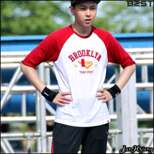 [J.H] .. :| ..[lasa bagajele jos] ..Eu m`am oferit? ...:-w Hai nu zau. :-w ..