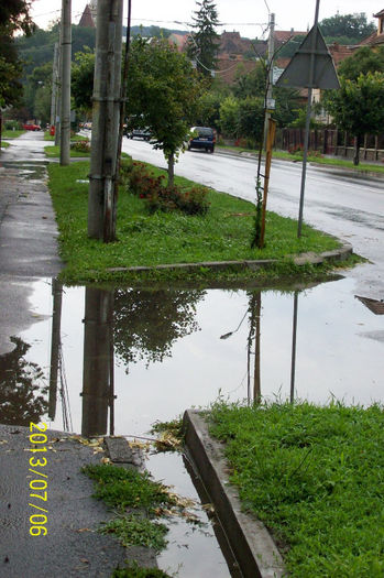 100_9215 BALTA DUPA PLOAIE  PE CEA MAI PRINCIPALA STRADA DIN SIGHISOARA ...