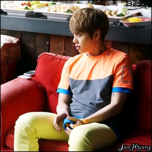 [J.H] ..[se aseaza pe fotoliu] Dar Hyun... nu tine cu tine. :-? - l - x - Episodul 65 - x - l