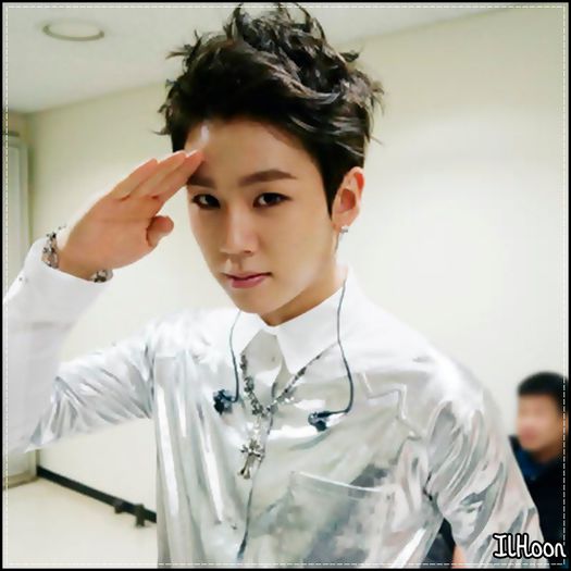 ♫ Cine n`ar fii? :"> .. Pana la urma..sunt adorabil. ^^ ..