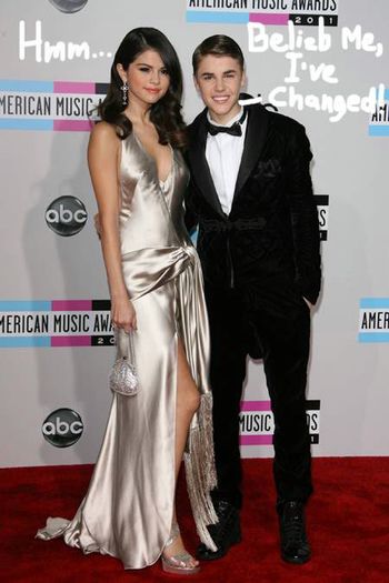 selena-gomez-friends-are-not-happy-that-she-is-seeing-justin-bieber-again__oPt
