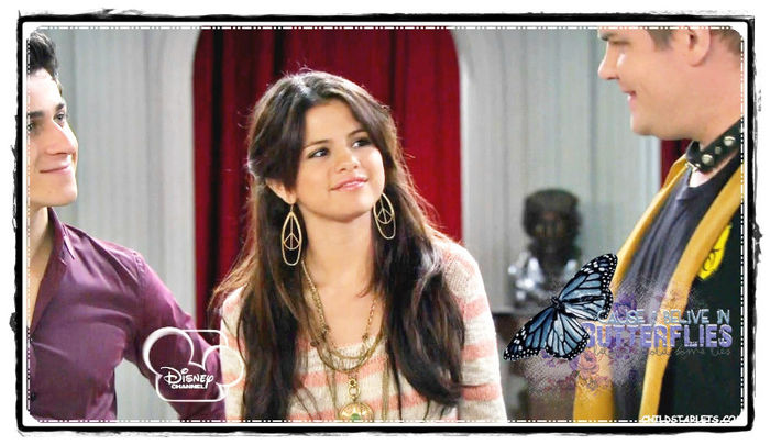 Lasa ca am eu[il ia din geanta si i-l pune in gura dar el da sa plece]