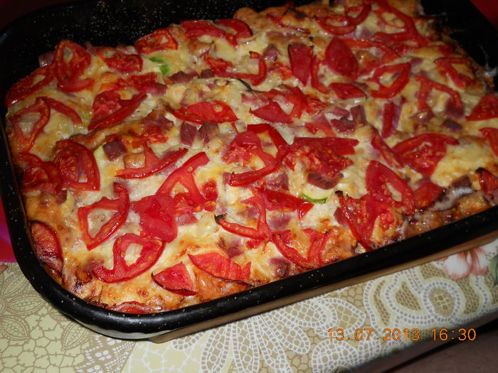 pizza cu salam , cascaval si legume