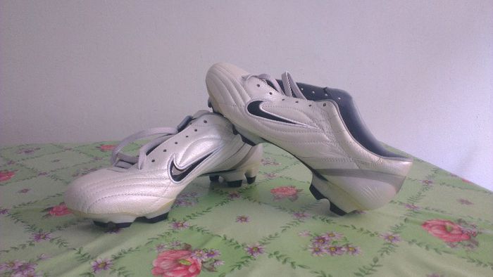 Ghete Fotbal Nike Mercurial Vapor; Masura 37.5
Pret 170 Ron.
