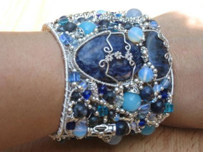 Bratara realizata din pietre de lapis lazulis,quartz albastru, bleu, opalit,sodalit,ametist,cristale - Swarovski