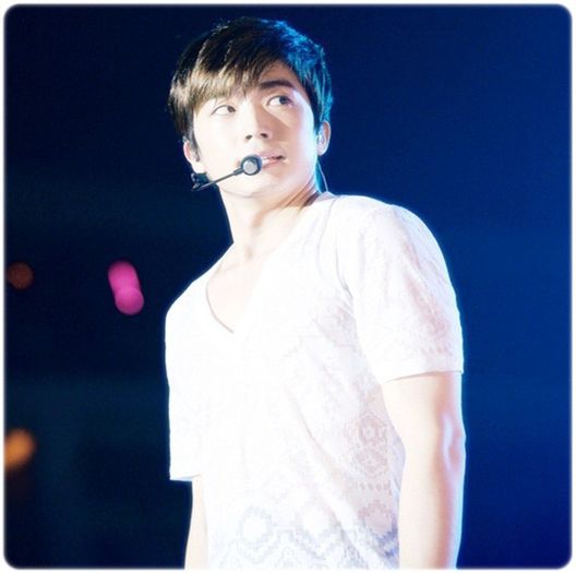 [ Se uita din departare ] [ Se aproprie ]  Soo Bin ..ar trebui sa pleci .Mama ta e moarta , deja ..