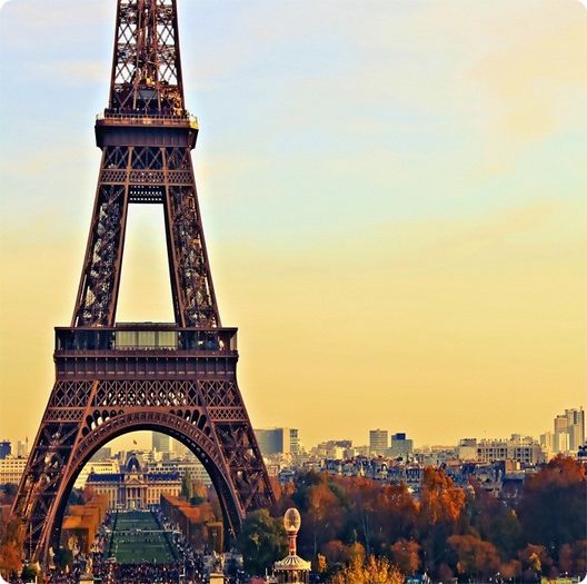 Ne intoarcem din nou la Paris :