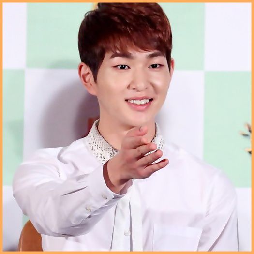 _ Mnah. .arata spre Jong&Hya. Aia 2 se pricep mai bine..ca tine,Kai. :)) ..