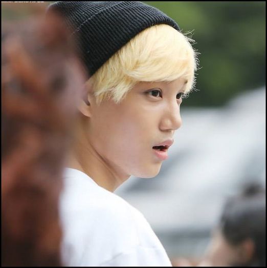 (Kai) .. Yaa..(il face putin pe Onew) Arati,delicios ;;).. (il face pe Tae)..