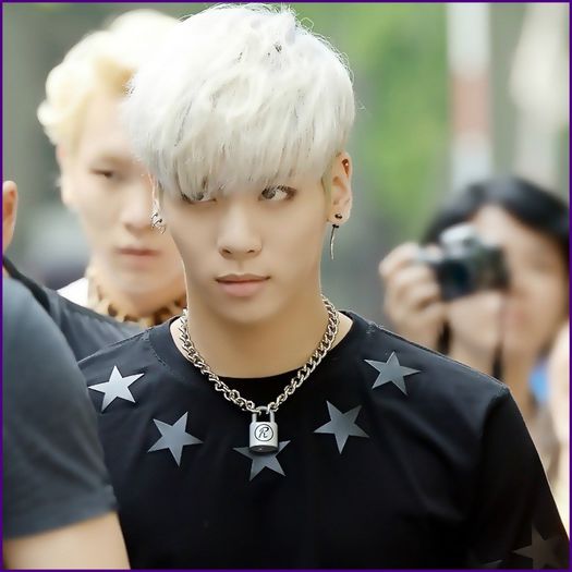 - {se ridica;ia un pix dintr`un sertar;merge la Hya} .. Da`mi manuta. :3 .. - l - x - Episodul 68 - x - l