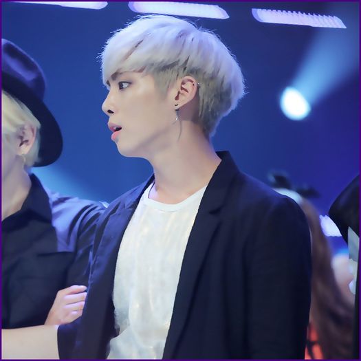 - {coboara} .. Cununie? :-? .. Ma duc sa`i opresc. :-L .. :))=)) .. Lma Tae inca o data. :P .. - l - x - Episodul 68 - x - l