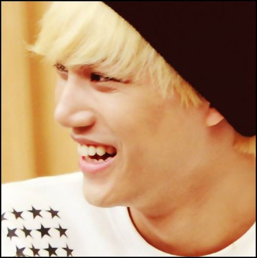 (Kai) ..Aha :-? E frumoasa .. (se uita in jur) Aaa.. a plecat. :))