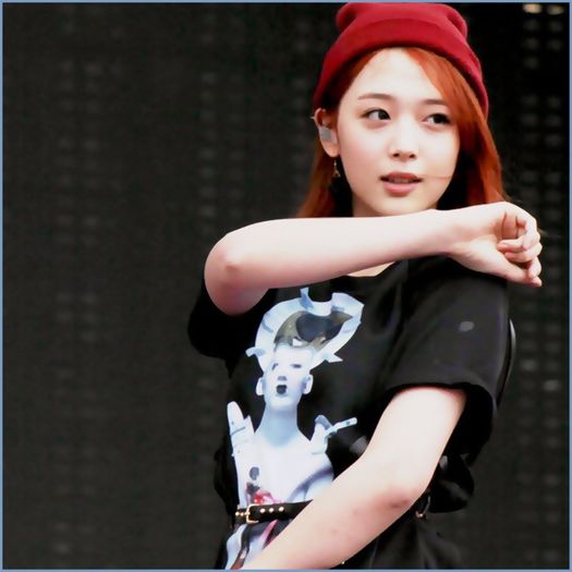 `.. [uitandu`se in sus] .. Cu ce ti`am gresit? :( .. Krys..lasa`i in pace..bine? .. - l - x - Episodul 68 - x - l