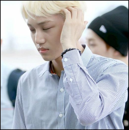 (Kai) ..(Facandu-se cu gel,il pune repede la loc)..:|.. noi 2 trebuie sa plecam..avem repetiti..:|