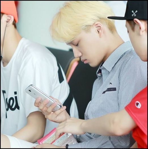 (Kai) ..(se uita urat la Seob) ..Sigur! :-L.. Luhan,ce naiba faci cu telefonul ala? -.-