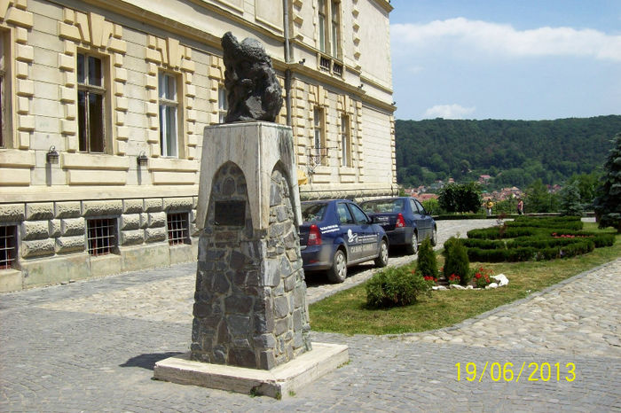 TURIST STRAIN DACA VREI SA POZEZI STATUIA LUI DRACULA ,AI IN DECOR SI AUTOMOBILE DE DIF. MARCI .... - DE GUSTIBUS  ET COLORIBUS NON DISPUTANDUM