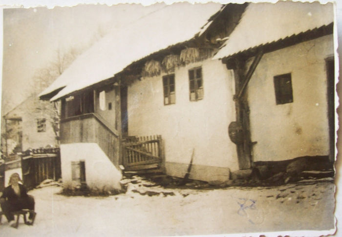 1958 LA CASA DIN PALOS 165 GH. CODREA LA 8 ANI.  IN FATA CASA ROZALIEI CERNEA CARE A FOST DEMOLATA S