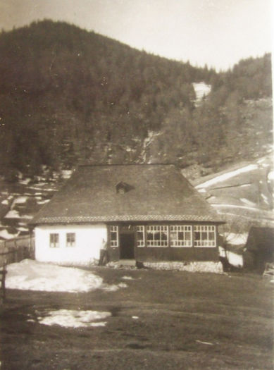 CASA  FAM FOLEA DIN CATUNUL PESTERA LA 31 DEC.1960 ,IN FATA CASEI HANS SCHABEL . - La skiat in Catunul Pestera