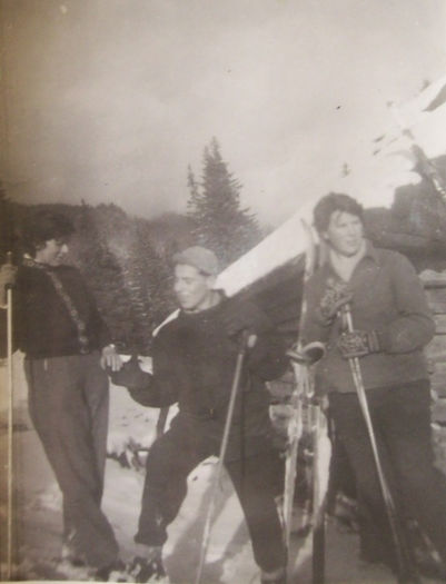LA STANA DIN VLADUSCA IN 01 IAN.1961 ,LA SKIAT IN MASIVUL PIATRA CRAIULUI . - La skiat in Catunul Pestera