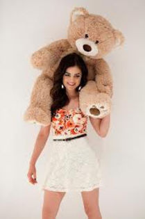 534r343 - Lucy Hale