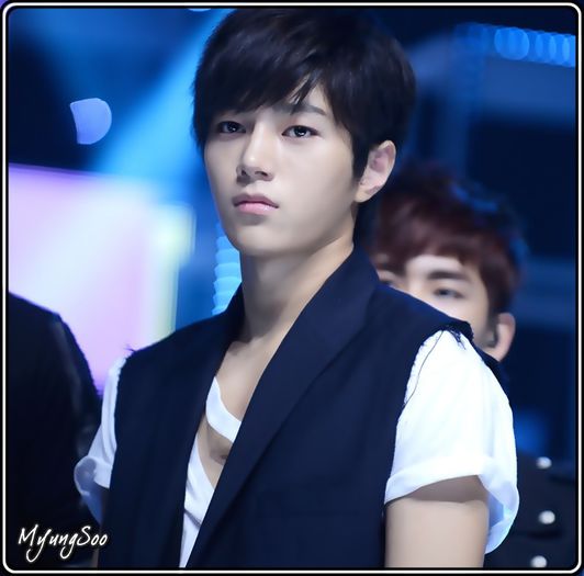 ∞ .. Unul dupa altul. :)) .. Pacat ca nu in acelasi timp. -.- .. Hello. :-h ..