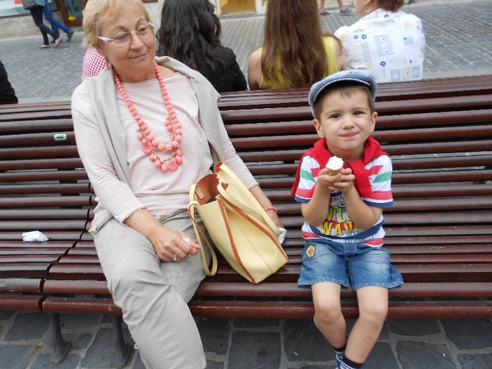cu nonna la o inghetatà