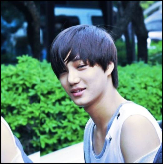 (Kai) ..Nuu. >:) Am venit pe post de.. `mojoret`. ;;) (Kai) ..Nuu. >:) Am venit pe post de.. `mojoret`. ;;)