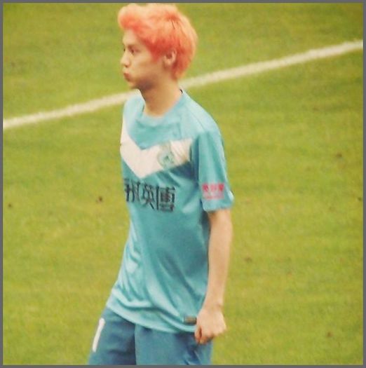 (LH) ..(se duce la Xiumin, ii spune ceva la ureche) (LH) ..(se duce la Xiumin, ii spune ceva la ureche)