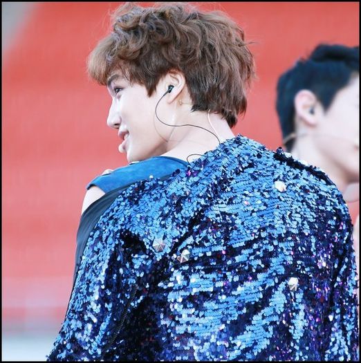 (Kai) .. Hei Krystal :D -_- .. Nu stiu, fa-mi loc langa tine. :D