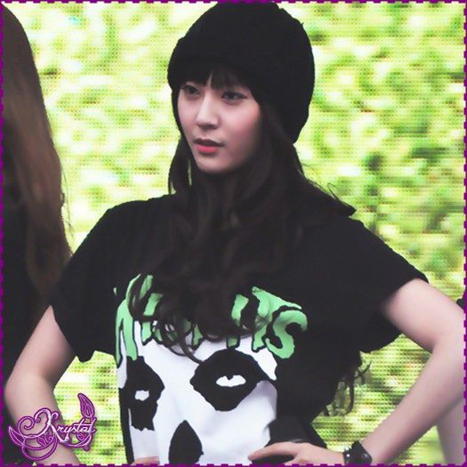 |< .. Stii..Kai..chiar daca te lipesti de ea..ceea ce nu`mi place. :-L (se aseaza langa el) Asa. ..