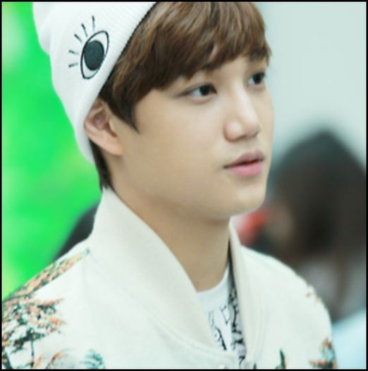 (Kai) ..(aratand spre Mk) A venit admiratorea mea. ;;) Hei puiut. :3 :))=)) - X - x - STADIUM - x - X