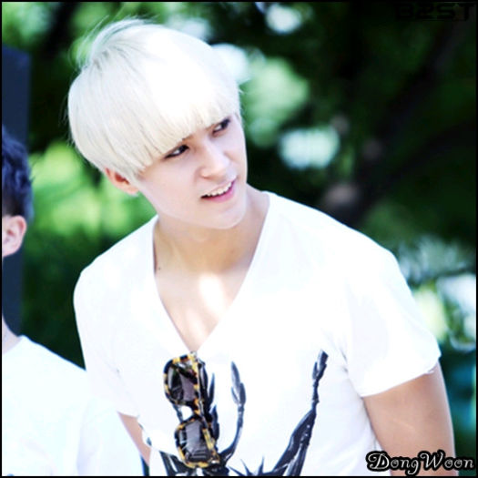 [D.W] .Seob, tu nu stii nimic. :">.Eu nu joc.. :-s.. :)) ..[se aseaza pe acolo] - X - x - STADIUM - x - X