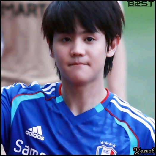 [:X] Salut Hwaa! :-h ..[il ia pe JunSu de dupa umeri] Tu! Capitan! .:D ..:)