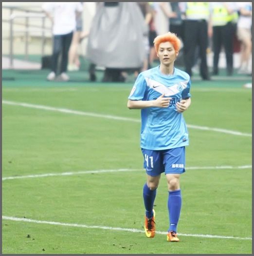 (LH) ..(fuge dupa Hyun,il prinde din urma,se rasuceste in jurul lui,ia mingea, fuge)
