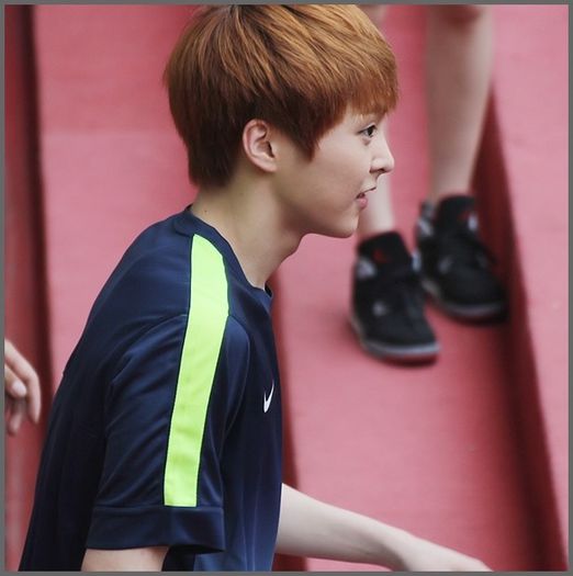 (X3) ..LULU-LEE..CEAPA TAA! :-w..:)).. (fuge dupa el)