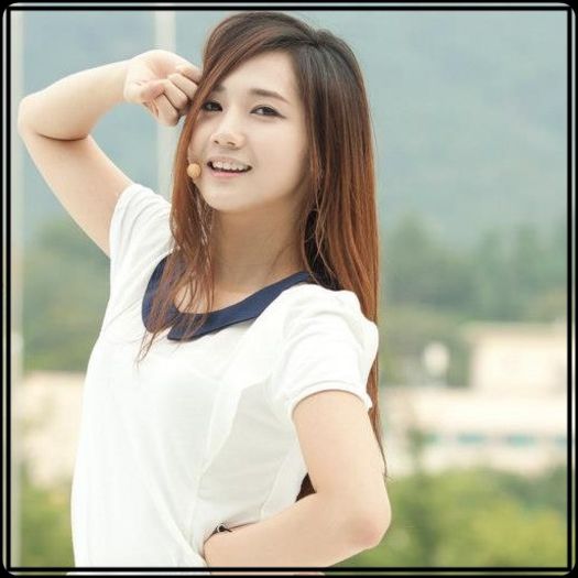 Ara. Am cam intarziat, nu? :( :o3 [se aseaza langa el]