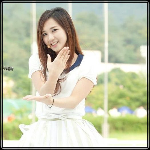 Ara. "Oppa".. ?! :)) ..Aww, oppa.. dute la fata.. [-(